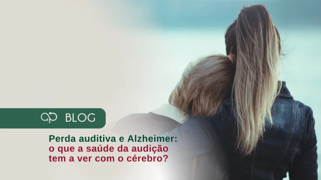 Filha com a mãe com Alzheime em momento de afeto